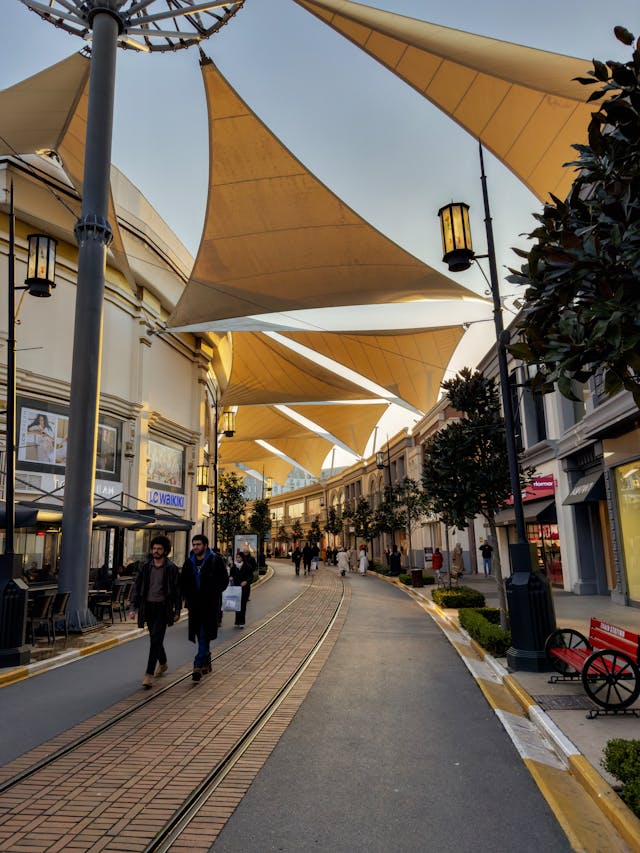 Zonnescherm in een winkelstraat over terras