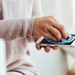 vrouw maakt smartphone schoon