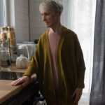 een vrouw kijkt somber in de keuken