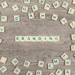 een scrabbel spel met het woord branding