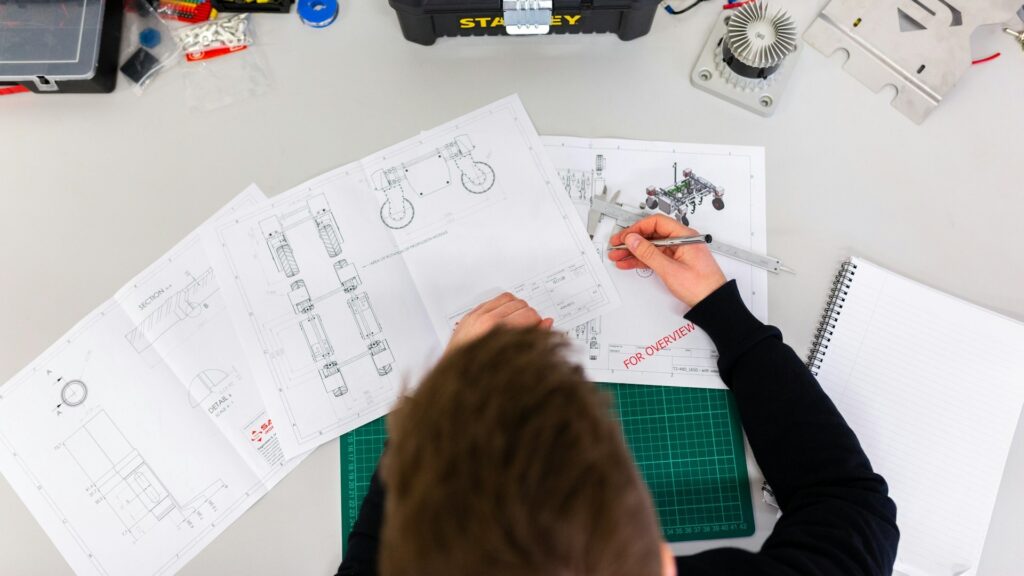 Technisch personeel overlegt boven een stadsplattegrond om projectplanning en capaciteit af te stemmen