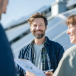 Gesprek over duurzame energie en energiebesparende oplossingen bij zonnepanelen op een woning.