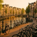 Fietsers en kanalen in Amsterdam, hoe je een stad het handigst doorkomt